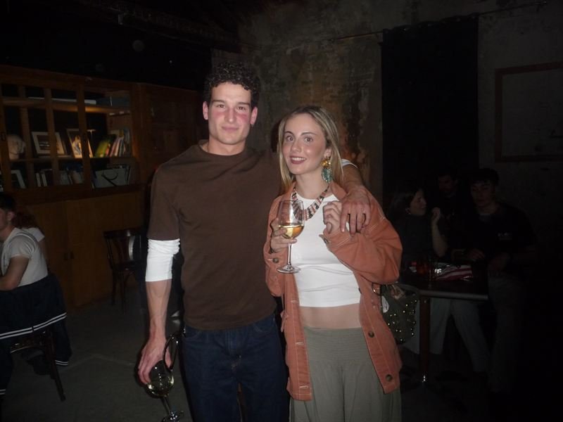 Pareja brindando con una copa de vino