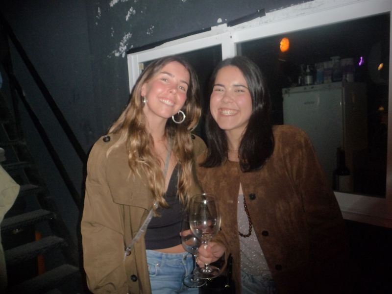 Dos amigas con copas de vino