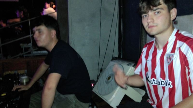 Dos DJs en la cabina durante el DJ set