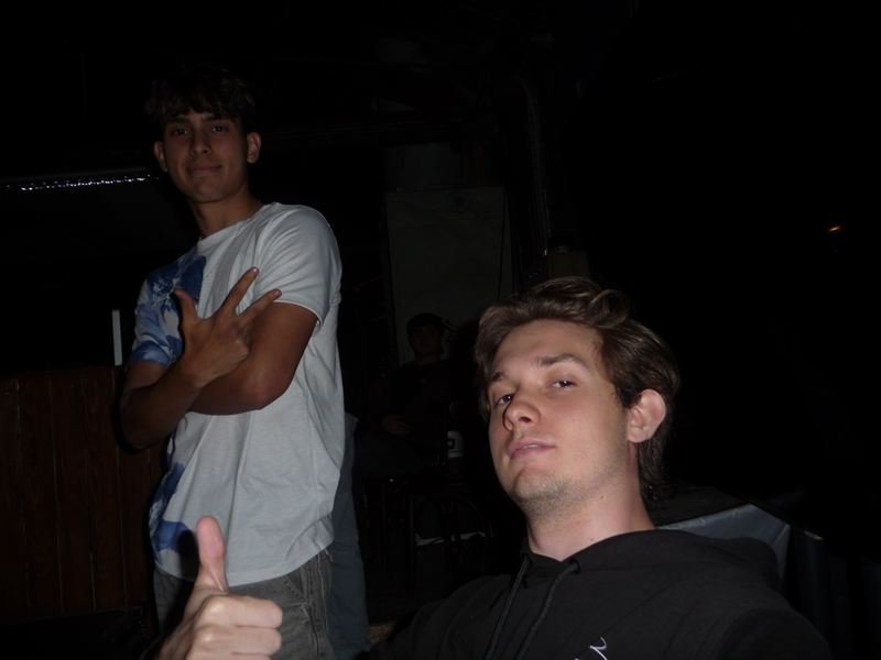 Dos chicos posando en la penumbra