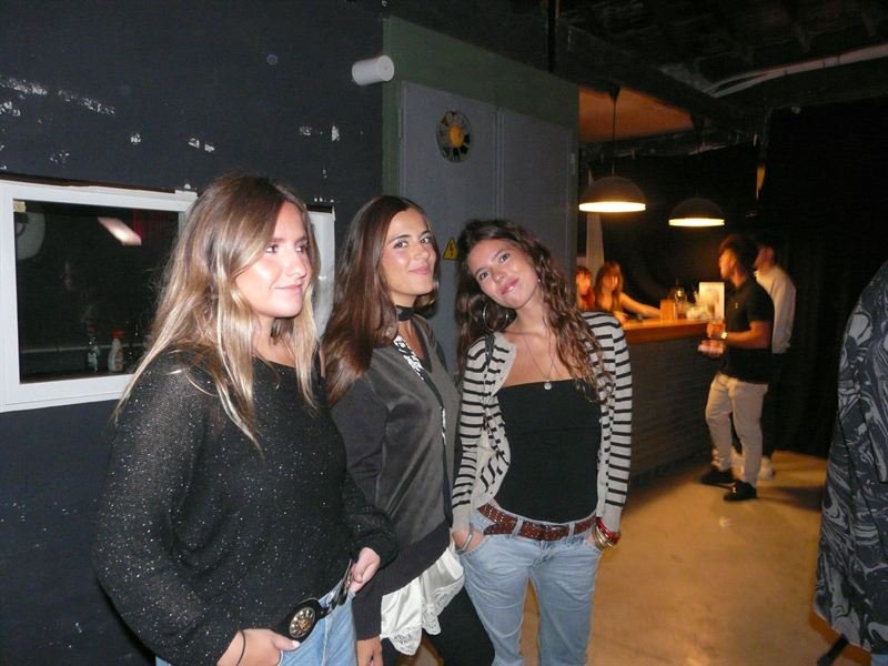 Tres amigas posando cerca de la barra